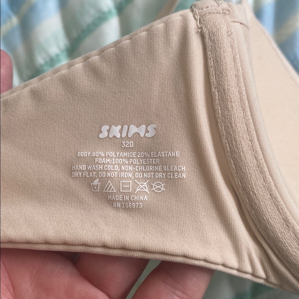 SKIMS fits everybody plunge and wireless lightly lined bundle - Picture 8 of 12